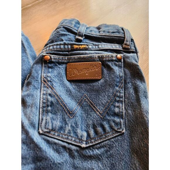 Distressed Soft Vintage Wranglers 32 x 32 - Picture 3 of 9